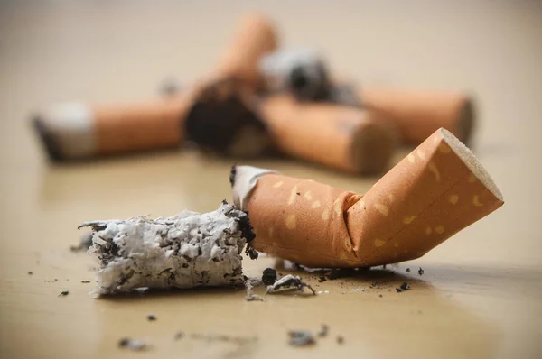Colillas de cigarrillos - Concepto de dejar de fumar — Foto de Stock