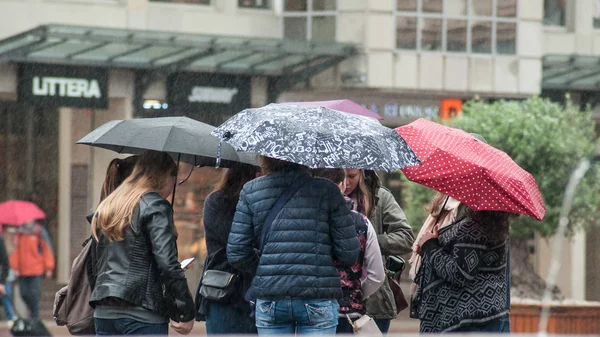 Mulhouse França Maio 2018 Grupo Pessoas Com Guarda Chuva Lugar — Fotografia de Stock