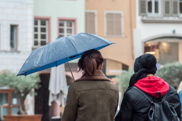 Mulhouse Frankrijk Mei 2018 Vrouwen Lopen Straat Met Paraplu — Stockfoto