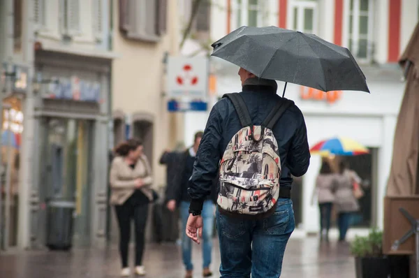 Mulhouse França Maio 2018 Homem Andando Rua Com Guarda Chuva — Fotografia de Stock