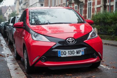 Yağmurlu bir günde kırmızı Toyota Aygo 'nun önü sokağa park edilmiş. 