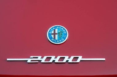  Kırmızı vintage alfa Romeo arka arabanın logosu sokağa park edilmiş.