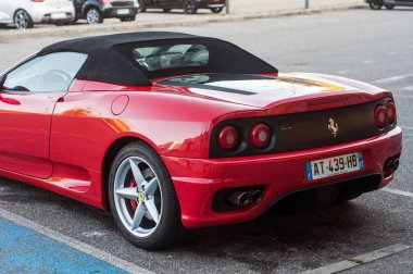 Kırmızı Ferrari 360 Modena 'nın arka görüntüsü sokağa park edilmiş.