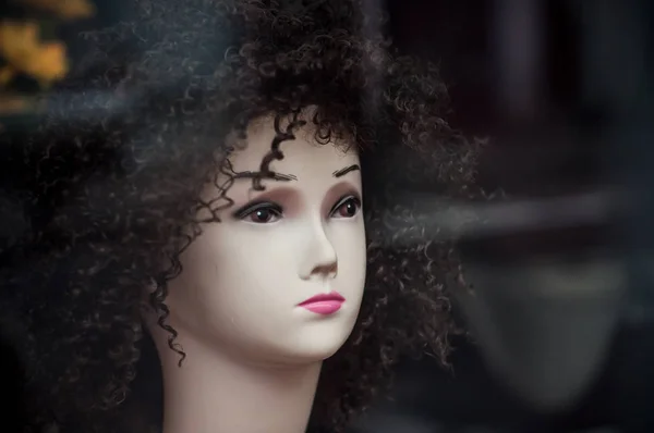 Крупный план афро-парика на манекене в салоне модного магазина — стоковое фото