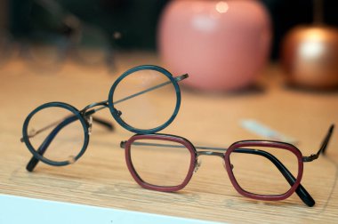 mağaza showroom gözlük koleksiyonu yakın çekim