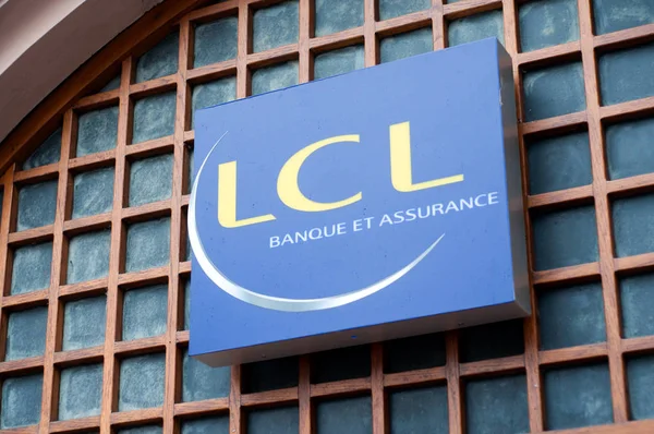 Szekrény Lcl jel francia bank ügynökség az utcán — Stock Fotó