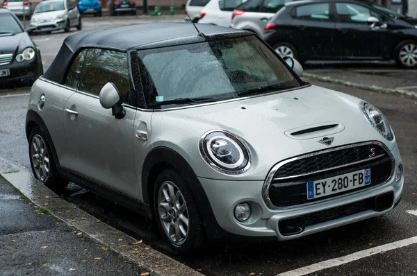 Front view of white mini cooper s parked in the street by rainy day — ストック写真