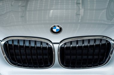 Gri Bmw X5 ön vagonu sokağa park edilmiş.