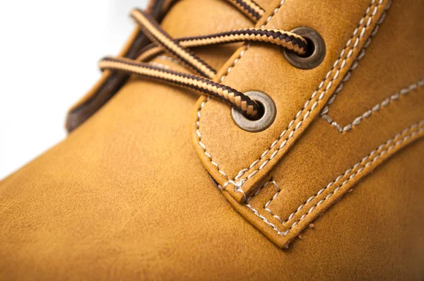 Closeup de botas de couro laranja para homens no fundo branco — Fotografia de Stock