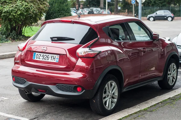 Vista trasera del Nissan Juke rojo estacionado en la calle — Foto de Stock