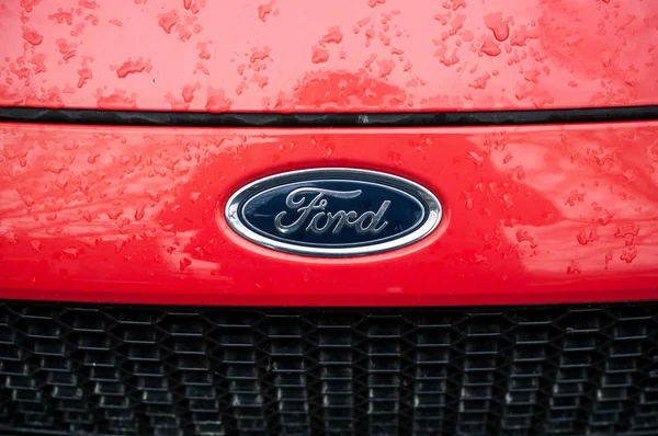 Rain drops on red Ford car front parked in the street — Stock Photo, Image