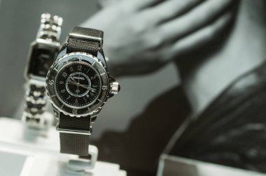 Chanel lüks bir mücevher galerisinde saat tutuyor.