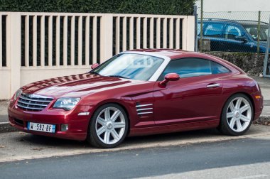 Caddeye park edilmiş kırmızı Chrysler Crossfire 'ın ön görüntüsü 