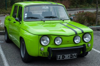 Caddeye park edilmiş yeşil Renault 8 Gordini 'nin önü.