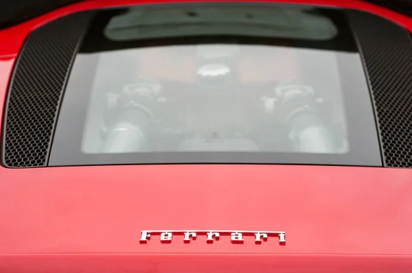 Vista trasera del logotipo de Ferrari y el motor V8 en rojo Ferrari 360 modena coche deportivo estacionado en la calle — Foto de Stock