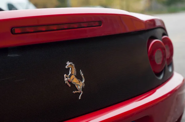 Logo Ferrari su vettura sportiva rossa ferrari 360 modena parcheggiata in strada — Foto Stock
