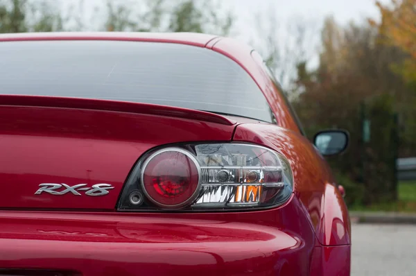 Zadní světlo a podepsat na červené Mazda Rx 8 zaparkované na ulici — Stock fotografie