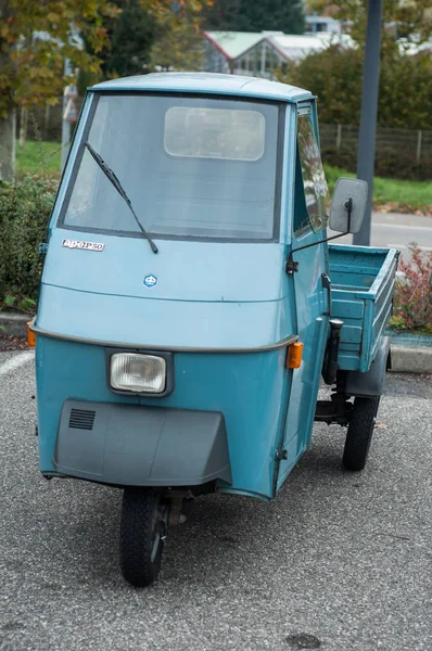 Frontansicht des blauen Piaggio Dreirads, das auf der Straße geparkt ist — Stockfoto