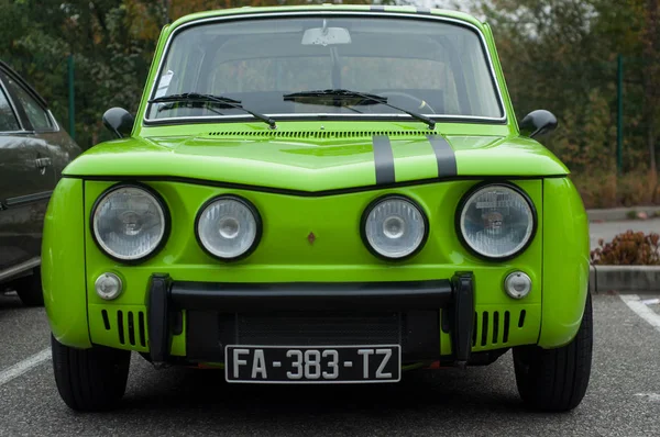 Μπροστά όψη του πράσινου Renault 8 Gordini σταθμευμένο στο δρόμο — Φωτογραφία Αρχείου