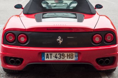 Ferrari ferrari 'nin arka görüntüsü. 360 modena sokağa park edilmiş.