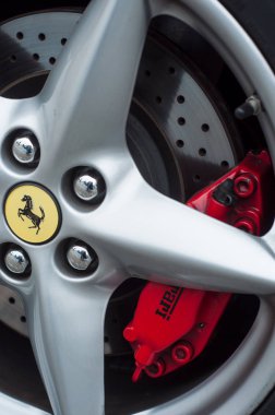 Frenler gri tekerlek üzerinde ferrari 360 modena caddeye park edilmiş.