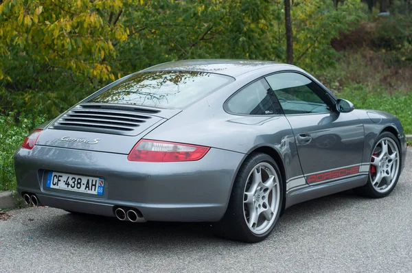 Achteraanzicht van grijze Porsche 911 carrera S geparkeerd in de straat — Stockfoto