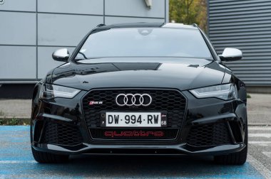  Caddeye park edilmiş siyah Audi Rs 6 'nın ön görüntüsü. 