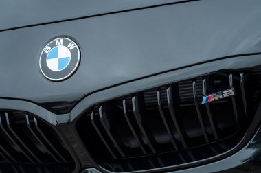 Siyah BMW M2 'nin önü caddeye park edilmiş. 