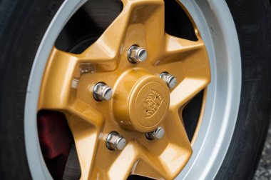 Klasik Porsche 911 'in altın tekerleği sokağa park edilmiş.