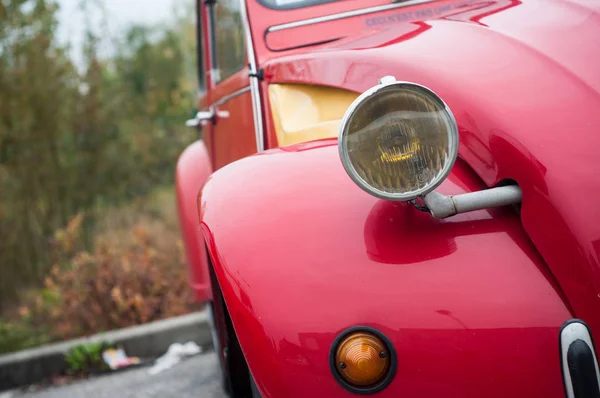 Front light of red Citroen 2CV parked in the street — Stock Photo, Image