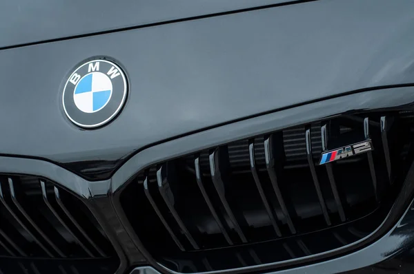 Κοντινό πλάνο του μαύρου Bmw M2 μπροστά σταθμευμένο στο δρόμο — Φωτογραφία Αρχείου