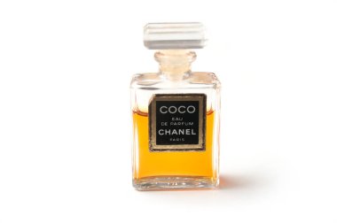 Beyaz arka planda transparet şişe içinde Coco Chanel Parfümü