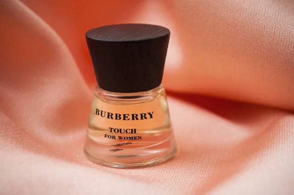 Burberry parfum in een transparante fles op satijnen ondergrond — Stockfoto