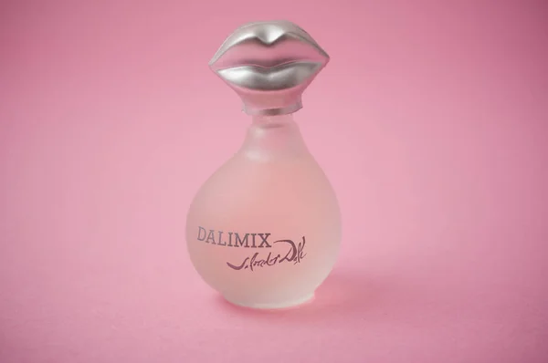Dalimix духи от Salvator Дали бренд в прозрачной бутылке на розовом фоне — стоковое фото