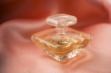  Saten arka planda Tresor de Lancome parfüm şişesi