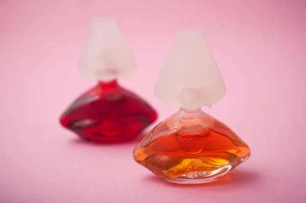 Salvator Dali perfume em garrafas transparentes em forma de boca sobre fundo rosa — Fotografia de Stock