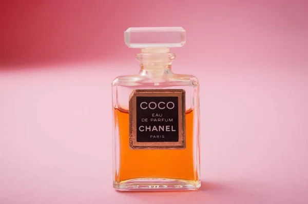 Pembe arka planda transparet şişe içinde Coco Chanel parfümü — Stok fotoğraf