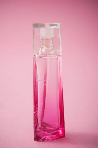 Givenchy perfume irresistível em garrafa rosa sobre fundo rosa — Fotografia de Stock