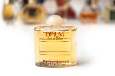 Beyaz arka planda şeffaf şişelerde Yves Saint Laurent parfümünden afyon