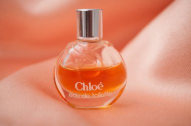 Chloe parfümü saten arka planda minyatür bir şişede 