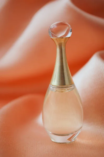 Dior духи от Christian Dior в миниатюрной бутылке на атласном фоне — стоковое фото