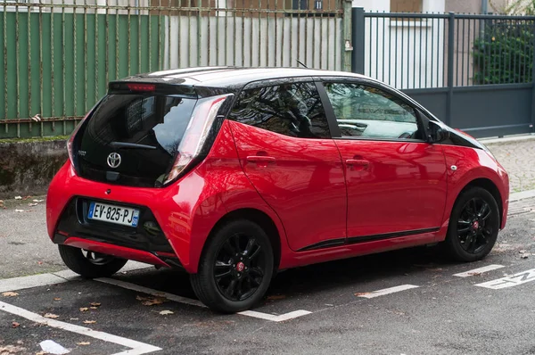 Vista de perfil de red Toyota Aygo estacionado na rua — Fotografia de Stock