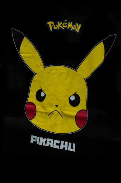 Personagem mangá pikachu em camiseta preta na loja de moda showroom — Fotografia de Stock