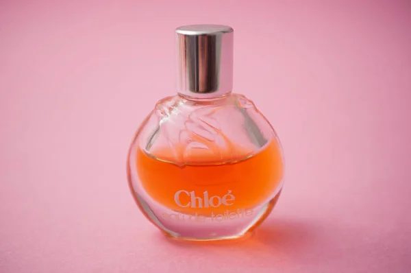 Chloe parfum in een miniatuur flesje op roze achtergrond — Stockfoto