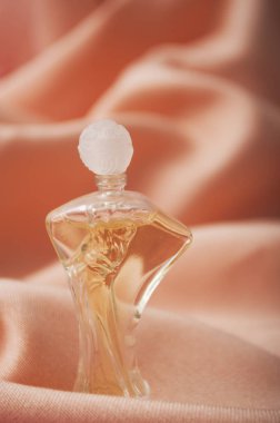 Salvator Dali minyatür şişesinden saten arka planda kadın silueti şeklinde Daliflore parfümü.