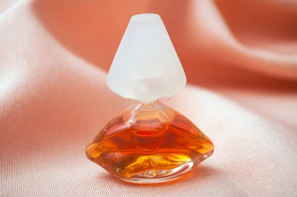Salvator Dali perfume em duas garrafas transparentes em forma de boca sobre fundo de cetim — Fotografia de Stock