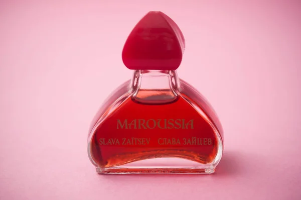 Perfume Maroussia em frasco em miniatura sobre fundo rosa — Fotografia de Stock