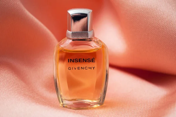 Saten arka planda şeffaf bir şişede Givenchy parfümü hissi — Stok fotoğraf