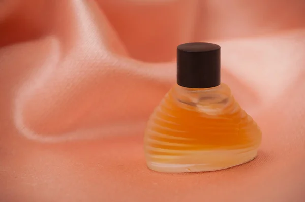 Montana parfum in een transparante fles op satijnen ondergrond — Stockfoto