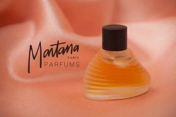 Montana parfum in een transparante fles op satijnen ondergrond — Stockfoto